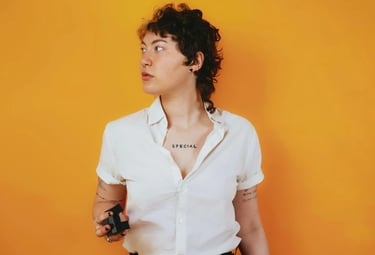 Ritratto autistico non binario con stim toy – Ipnosi ADHD Ginevra.