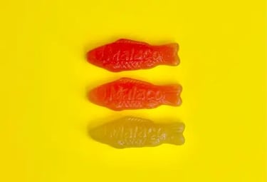 Fish candies, representing neurodivergence. Professional hypnotherapy in Geneva, ASCA-certified.