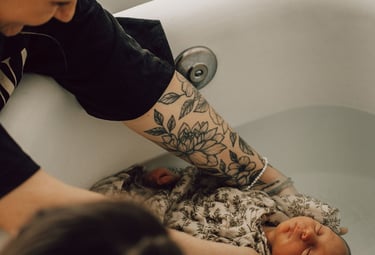 bain enveloppé bébé avec sa maman