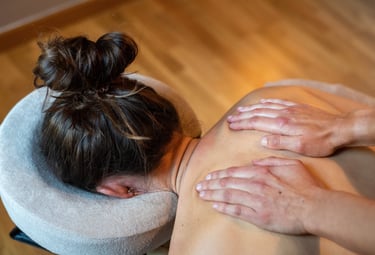 Zoom sur mains parallèles massage du dos avec femme