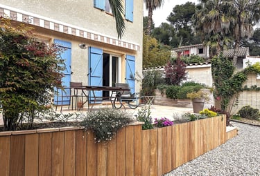 habillage en bois d'une façade de terrasse surélevée