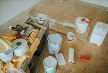 des pots de peinture sur un établi symbolisant la rénovation