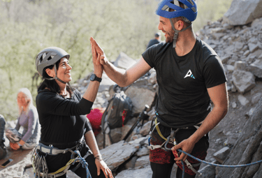grimpeurs portant des êtements techniques Ascentierra lors d'une activité de plein air au Québec