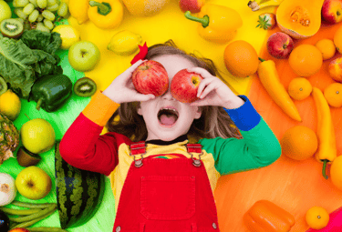 copil cu fructe