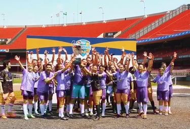 Time comemorando a vitória e carregando um troféu