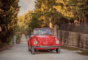 Il maggiolone rosso che arriva in una location per un evento speciale