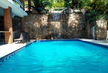 Piscina com cascata e jacuzzi aquecida