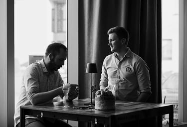 Moment de discussion en noir et blanc lors d’un afterwork au Den Dem Café à Luxembourg.