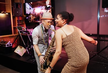 Soirée de fin d’année d’entreprise à Luxembourg avec saxophoniste et animation dansante.