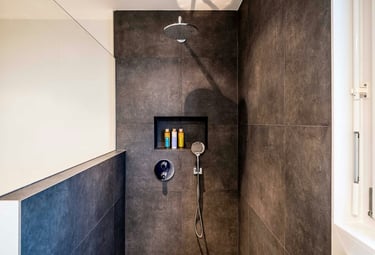 Inloopdouche met sanitaire installatie, uitgevoerd door AP Services in de omgeving van Leuven