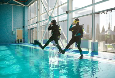 Zwei Männer steigen in den Pool Specialdive