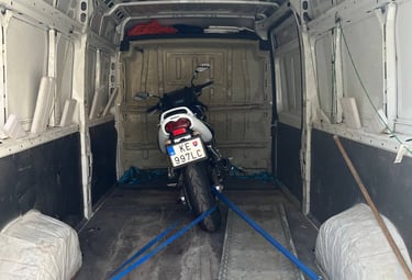 Bezpečná preprava motocykla – upevnený vo vozidle JustMove pomocou popruhov
