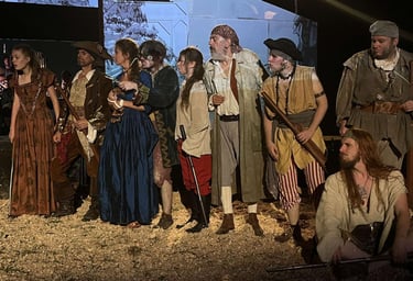 Comédiens costumés en pirates sur scène lors d’une création originale de la Compagnie DesMiracles.