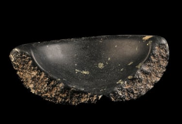 Fragment de mortier. Basalte.