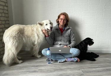 Flavia working upon arrival in an empty apartment in good company