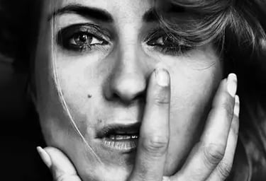 Photo portrait of a woman with a hairdoodle and a messy hairdo