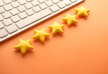 Étoiles en céramique alignées, symbolisant l’audit de performance et qualité en hôtellerie