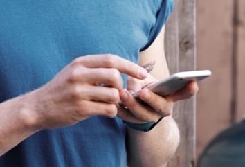 Öznur Proje firmasıyla telefon ile iletişime geçmek isteyen bir adamın fotoğrafı.
