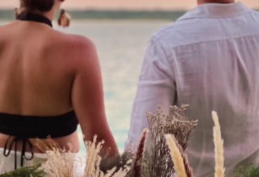 Pareja contemplando la laguna de bacalar