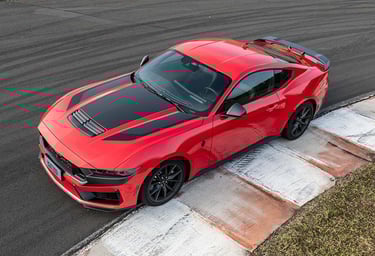 Visão superior do Ford Mustang Dark Horse, destacando o design aerodinâmico e as linhas agressivas d