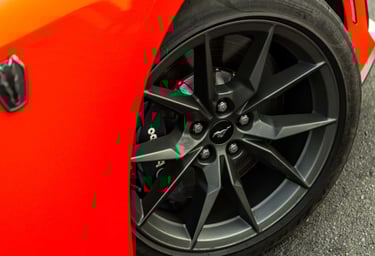 Rodas de 19 polegadas e pneus de alta performance do Mustang Dark Horse