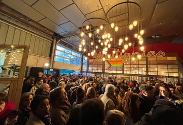 une foule de personnes debout dans une grande pièce