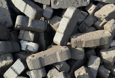 Detail uhoľných brikiet Rekord na vykurovanie v ponuke VIZU Stavebniny.