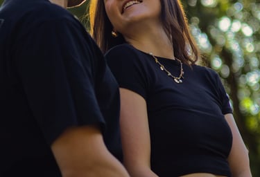 Authentisches Paarshooting in Coburg, bei dem ein Paar herzlich in der Natur lacht.