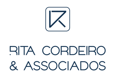 Logótipo da Rita Cordeiro & Associados em azul escuro
