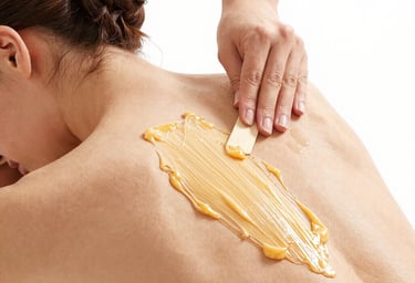 Femme recevant une épilation du corps par une esthéticienne professionnelle - Glow By Tyfene