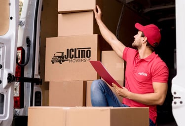 Un trabajador de mudanzas contando cajas en un camión
