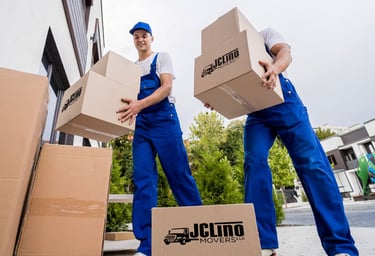 dos trabajadores de mudanza cargando cajas