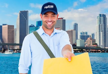 Un trabajador de JC Lino Movers entregando un sobre