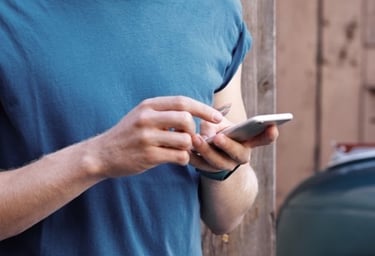 Öznur Proje firmasıyla telefon ile iletişime geçmek isteyen bir adamın fotoğrafı.