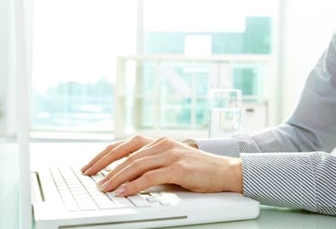 Öznur Proje firmasıyla bilgisayar ile iletişime geçmek isteyen bir kadının fotoğrafı.