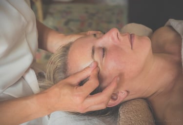 Massage relaxant du contour des yeux lors d'un soin du visage