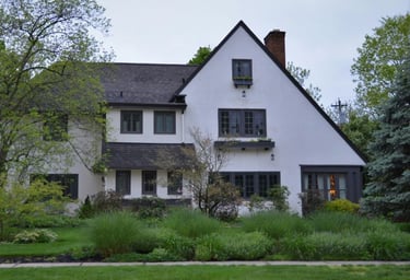 großes weißes Familienhaus