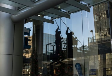 Ein Mann der Fenster  putzt