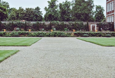 einen Garten mit einem Kiesweg und einem Schotterweg