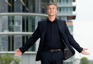 Photo d'un homme en costume sorti de son bureau pour respirer en toute conscience