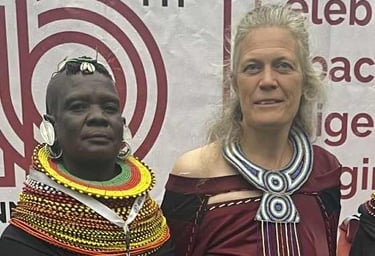 Foredragsholderen Helle Asmild og en Samburu kvinde