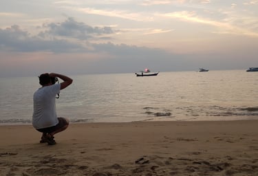 un homme prend une photo sur la plage