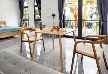 Столовая зона с фруктами в светлом номере Гранд Ворлд