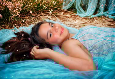 Joven acostada en la hierba, foto de Quinceañera