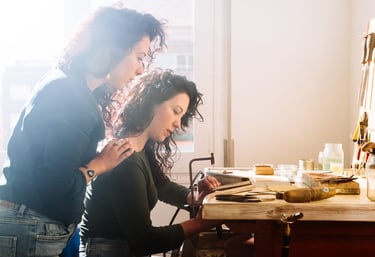 Dos Artesanas elaborando joyas hechas a mano