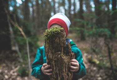 Enfant maternelle découverte nature dans les Aravis