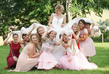 Photo de groupe de mariage avec les demoiselles d'honneur sous la robe de la mariée à Dijon
