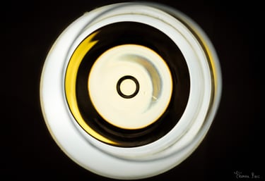 Vin doré formant deux croissants lumineux, vibration cosmique en clair-obscur