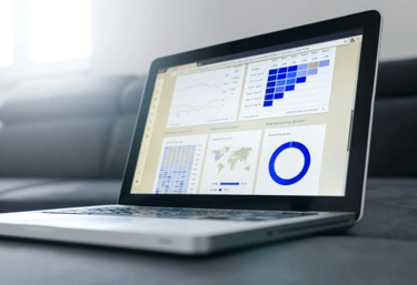Computador com Dashboard pronto realizar análises estratégicas