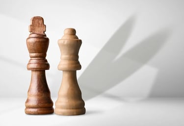 Holz-Schachfiguren als Symbol für strategische Zusammenarbeit im Partnernetzwerk von Reidelbach Immobilien.